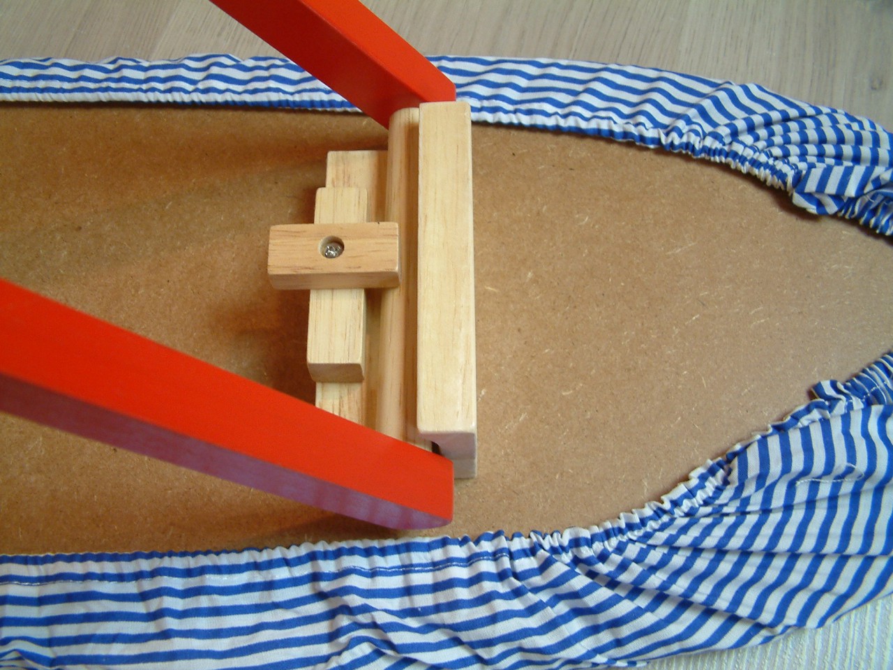 Aufklappbares Kinder-Bügelbrett mit blau/weiß gestreiftem Stoffbezug