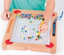Doku-Mag — das neue, geschlossene Magnetspiel mit 14 beidseitig nutzbaren Vorlagen, 81 Farbkugeln + 2 Magnetstiften (Spielgröße 42x33,5 cm)